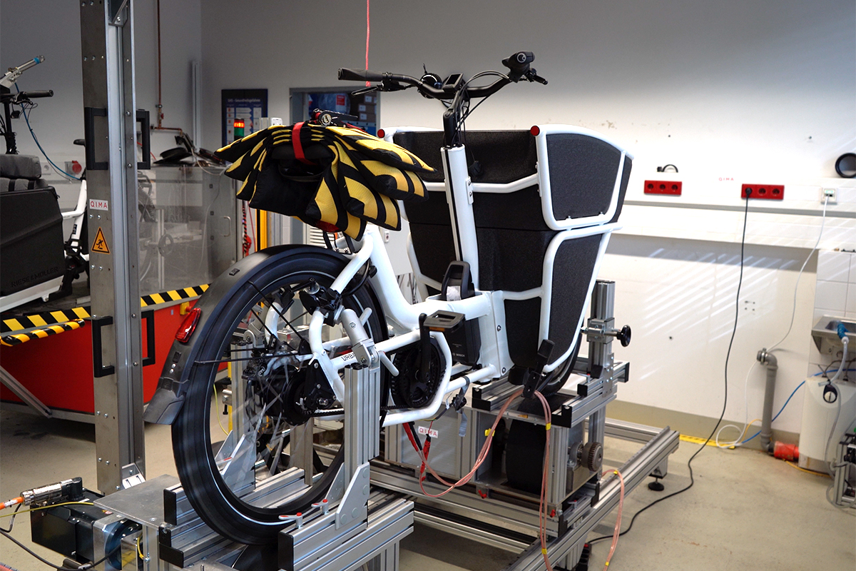 E-Cargo-Bike auf einem Teststand im Labor von Hansecontrol.
