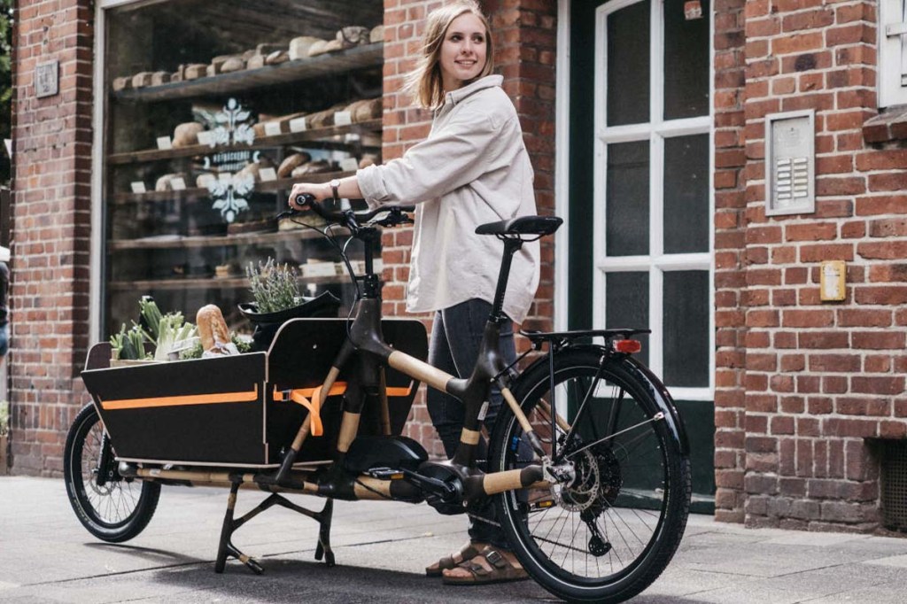 Frau mit einem E-Cargobike aus Bambus