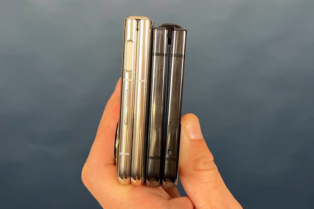 Huawei P50 Pocket nebst Samsung Galaxy Z Flip4 zusammengeklappt seitlich