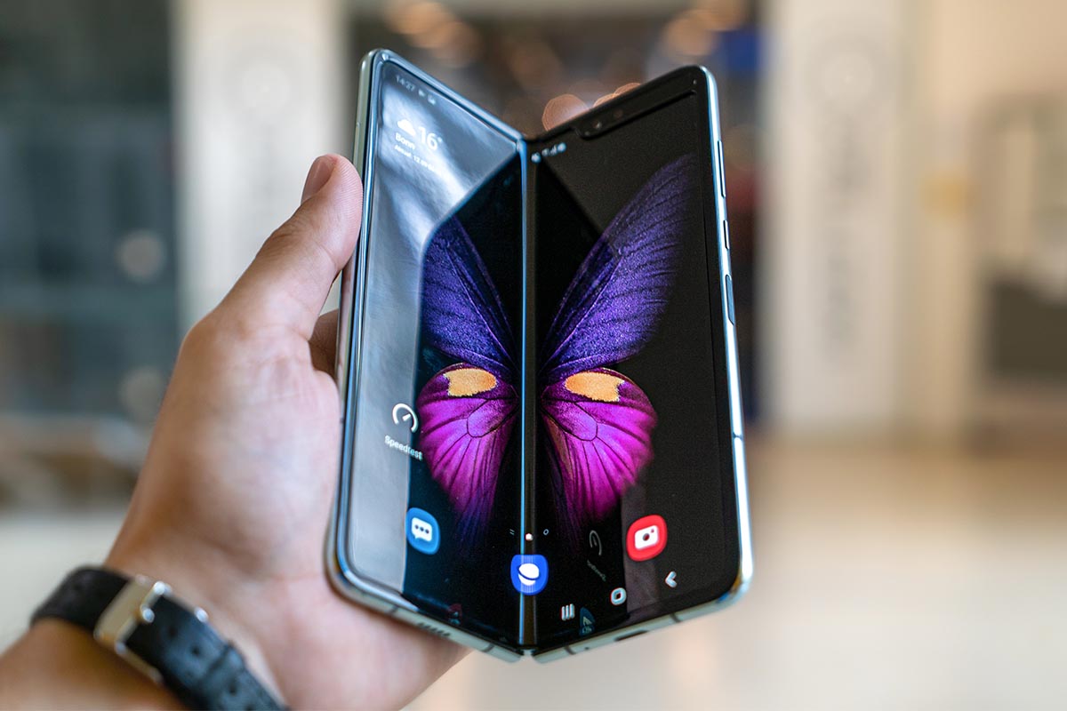 Eine Person hält das Samsung Galaxy Z Fold 2 in der Hand.