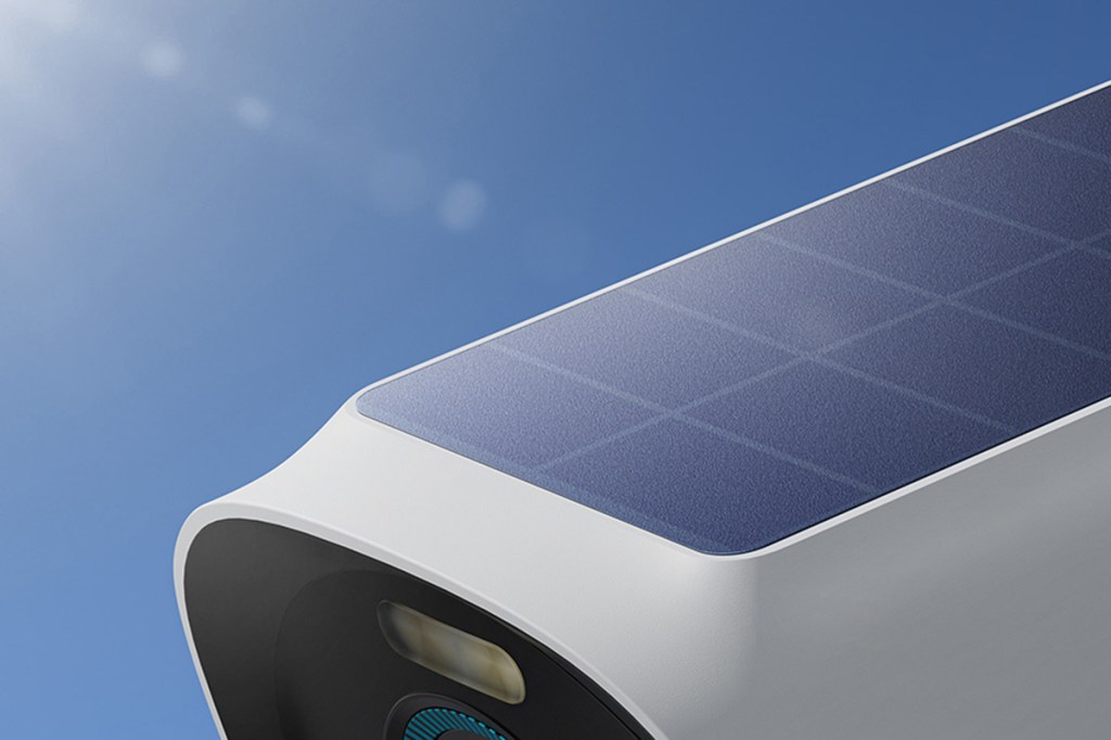 Die Überwachungskamera von eufy mit einem integrierten Solarpanel.
