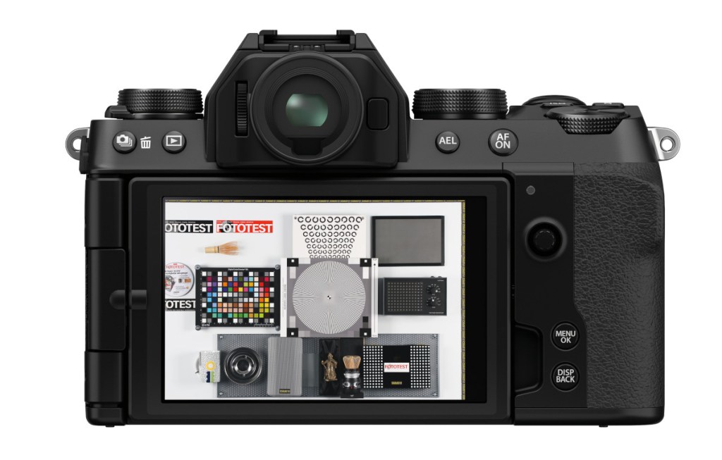 Schwarze Systemkamera mit eingeschaltetem Display von hinten auf weißem Hintergrund