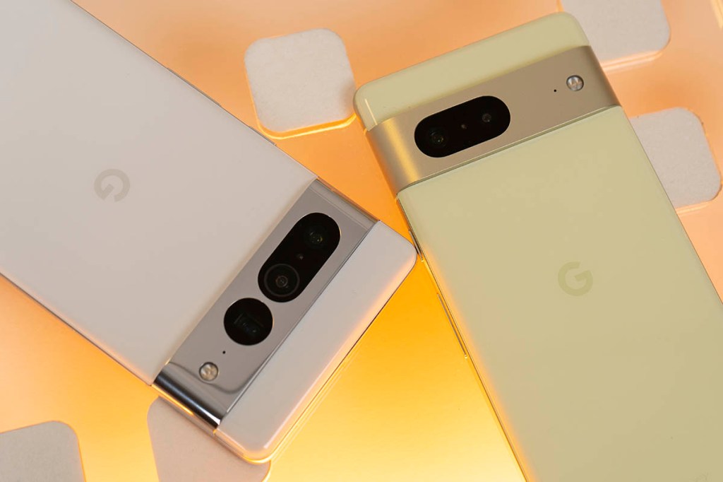 Google Pixel 7 und Pixel 7 Pro nebeneinander, Rückseite Kameras