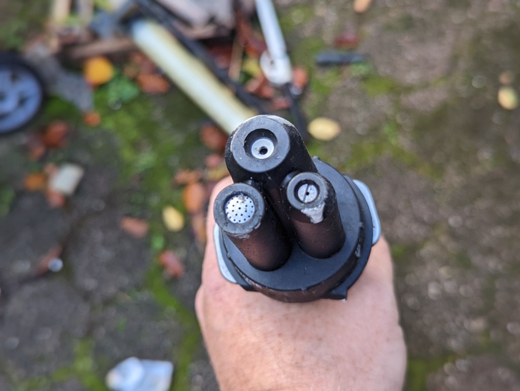 Draufsich auf die drei Düsen des Revolvers