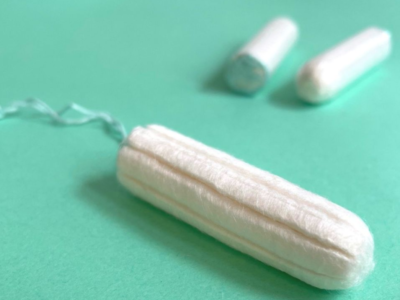 Zwei Tampons auf grünem Hintergrund.