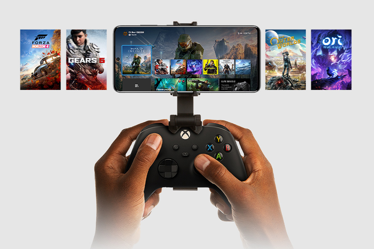 Das Smartphone ist an einen Controller angeschlossen. Auf dem Handy läuft die Xbox-App.