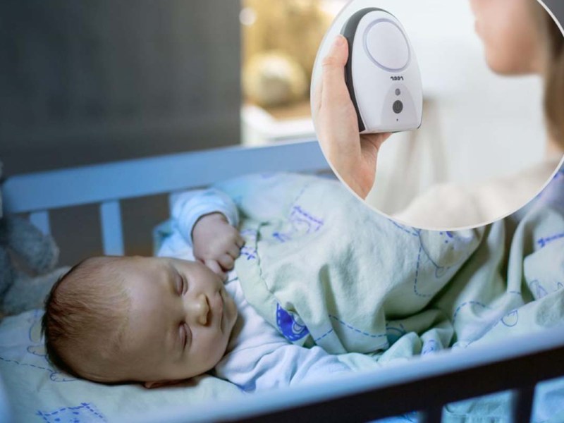 Baby liegt im Bett und schläft, in einem kreisrunden Ausschnitt sieht man eine Frau im Anschnitt, die in ein Babyphone spricht