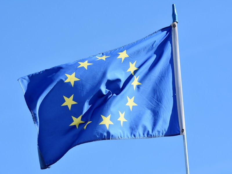 Die Europäische Flagge weht vor blauem Himmel
