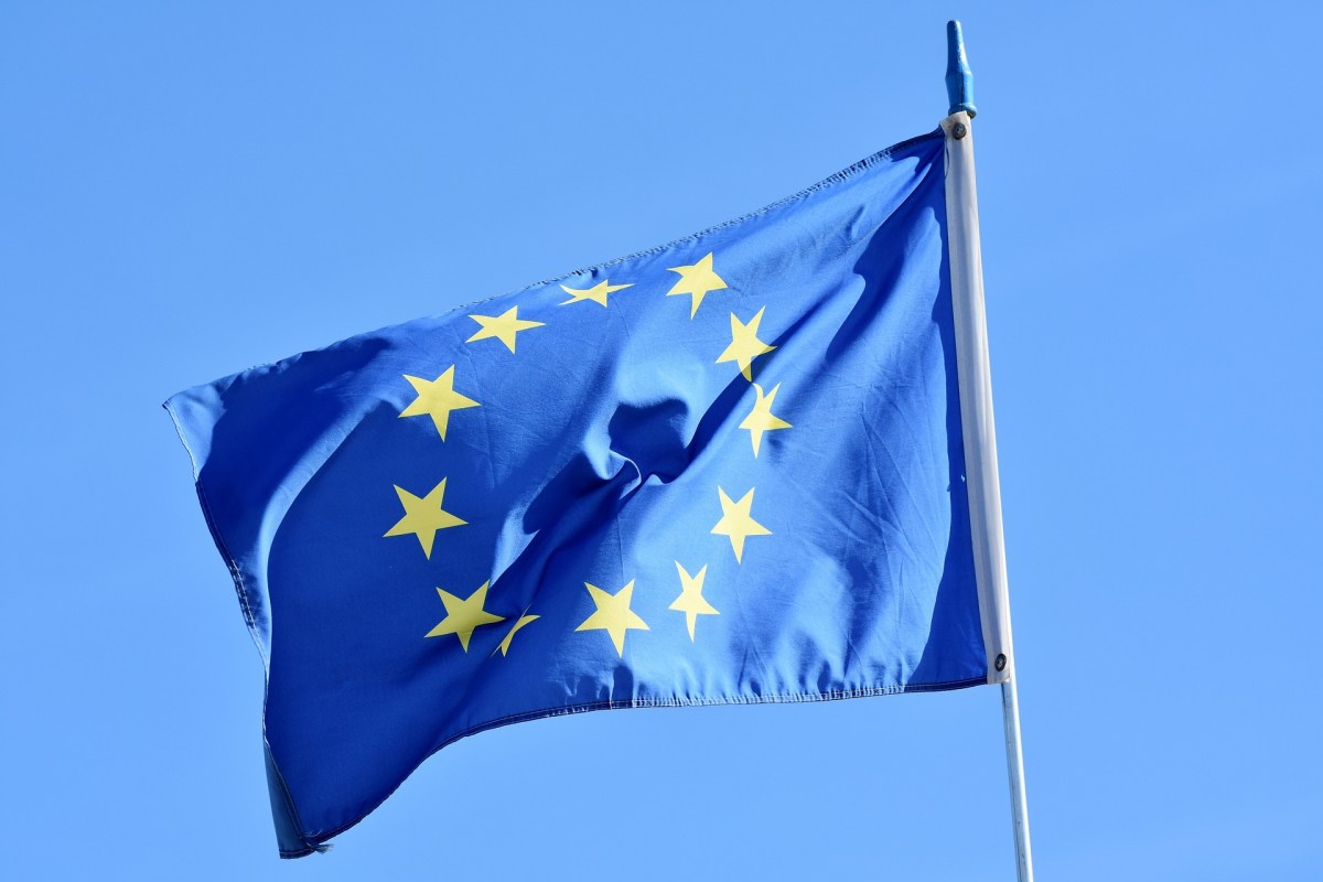 Die Europäische Flagge weht vor blauem Himmel