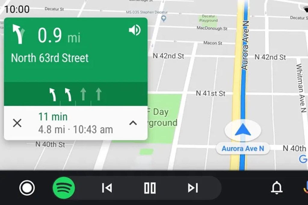 Screenshot eines Displays im Auto mit Android Auto, das eine Navigation zeigt.