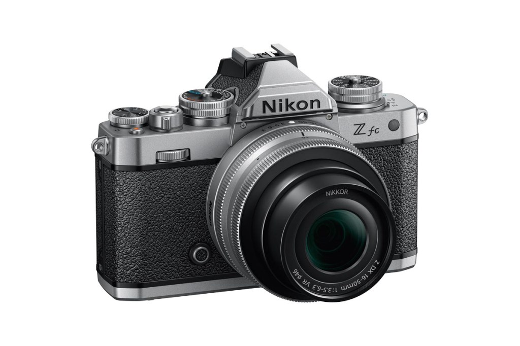 Die Nikon Z fc schräg von vorne mit ausgefahrenem Objektiv