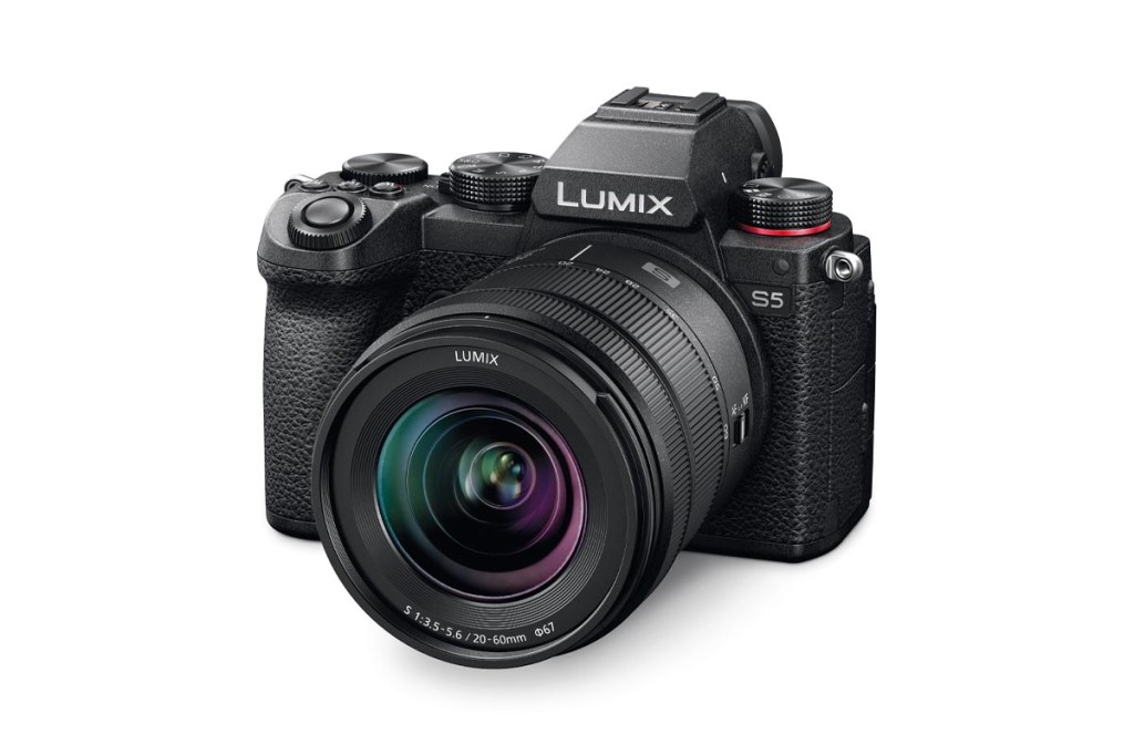 Die Lumix S5 mit Objektiv schräg von vorne fotografiert