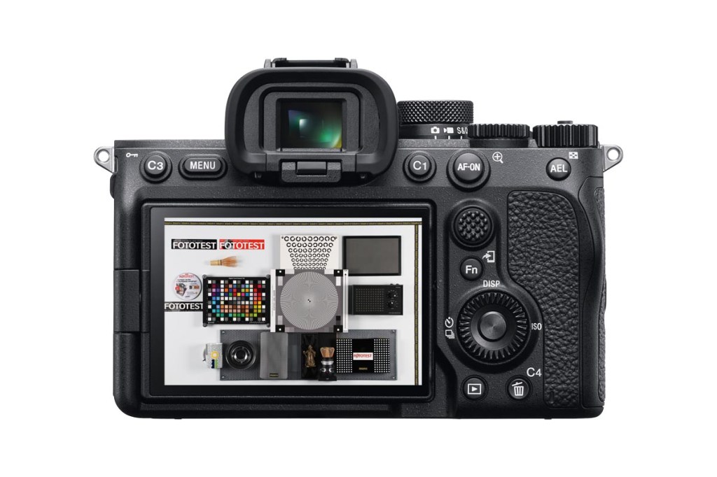 Die Rückseite der Sony Alpha 7 IV mit Testbild im Display