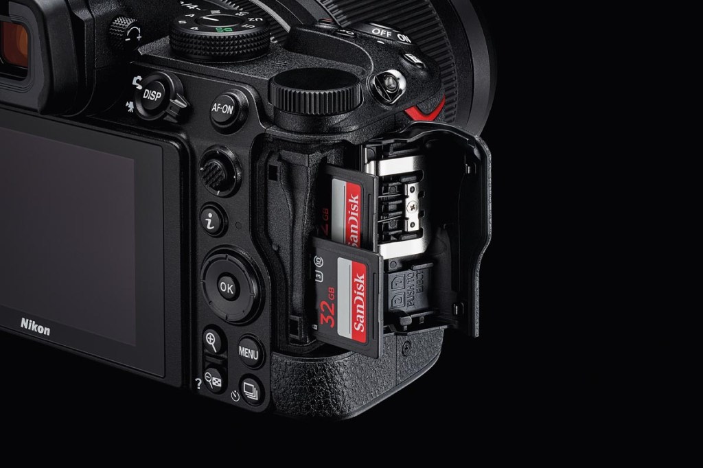 Detailansicht des Dual-SD-Kartenslots mit zwei eingesteckten Speicherkarten