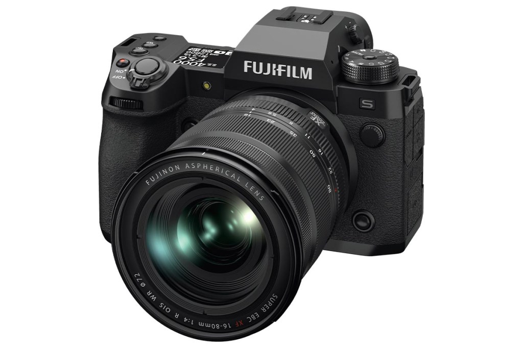 Die Fujifil X-H2s mit Objektiv schräg von vorne