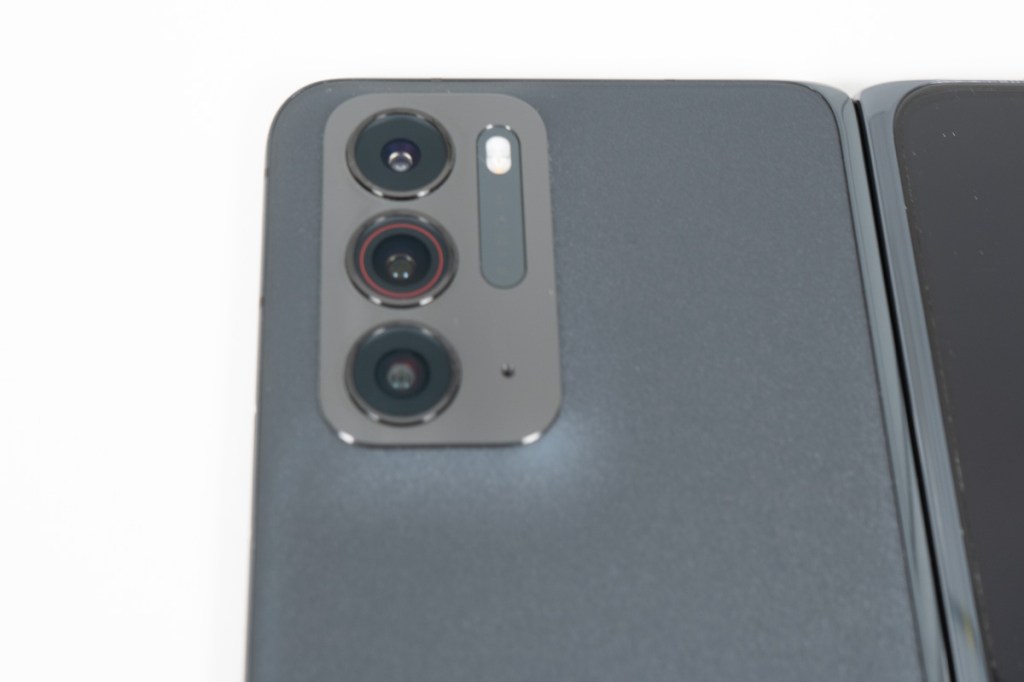 Die Triple-Kamera des Samsung Galaxy Z Fold4 in einer Detailaufnahme.
