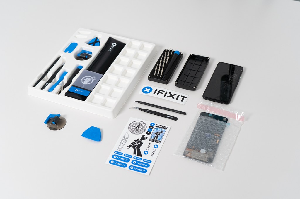 Das ausgepackte Set von iFixit zum Austauschen des Displays.
