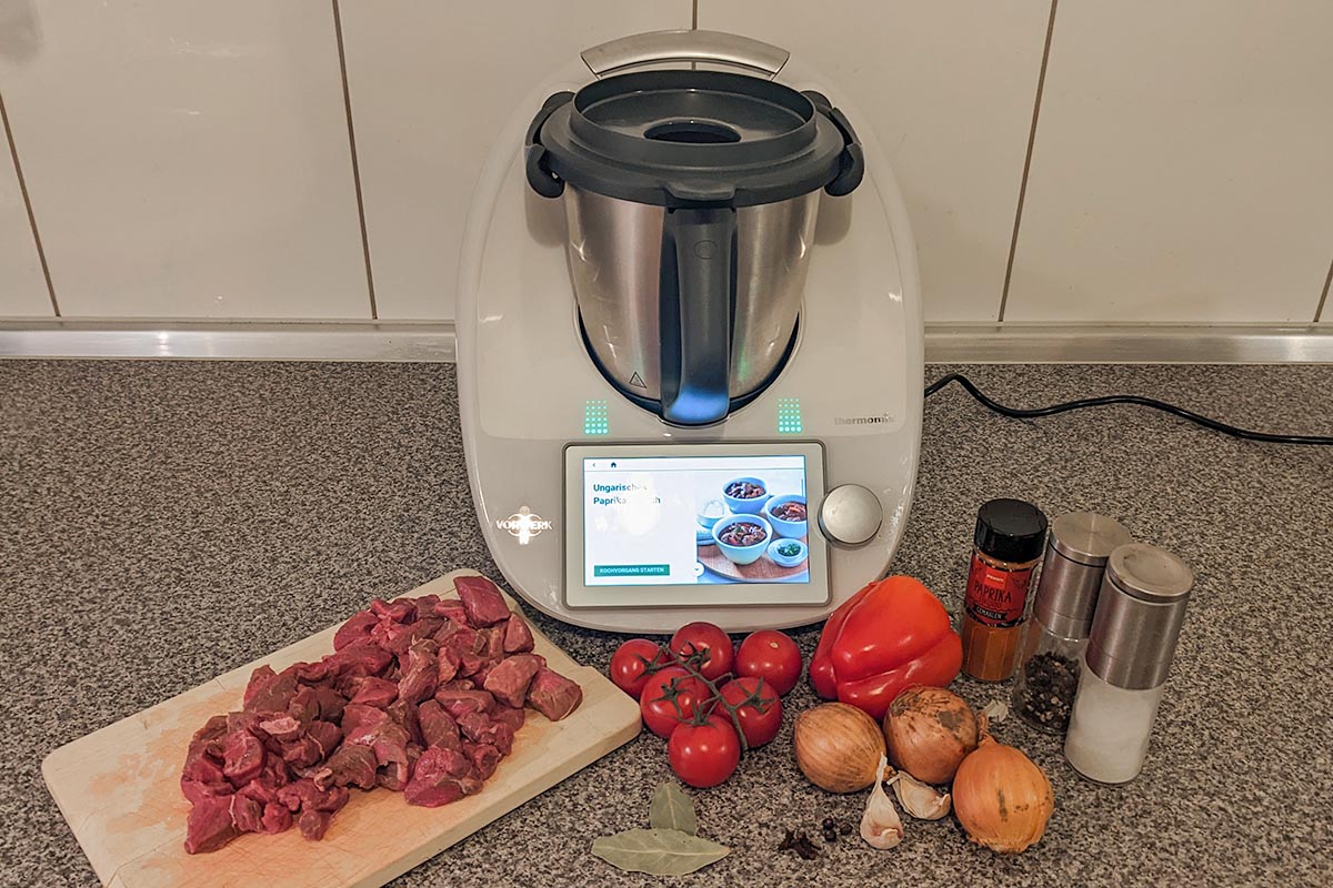 Thermomix Küchenmaschine zwischen Zutaten für Gulasch