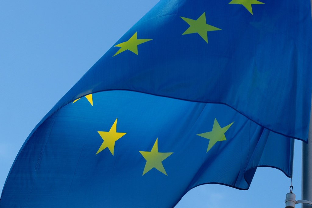 Die Fahne der EU weht im Wind.