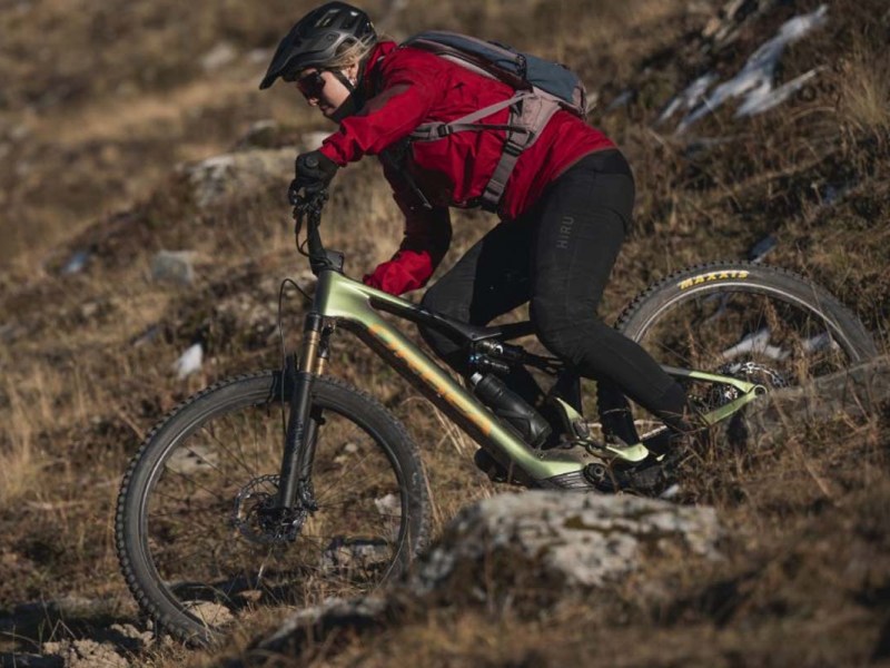 E-Mountainbiker in der Natur mit dem Orbea Rise