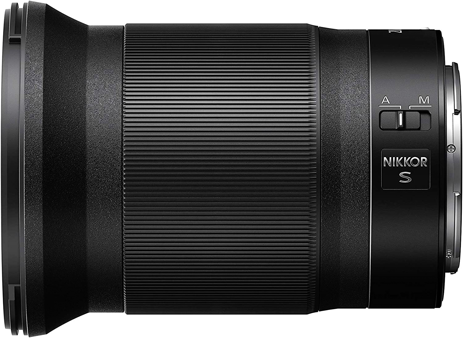 Das Nikon Nikkor NIKKOR Z 20 MM 1:1,8 S seitlich fotografiert vor weißem Hintergrund.