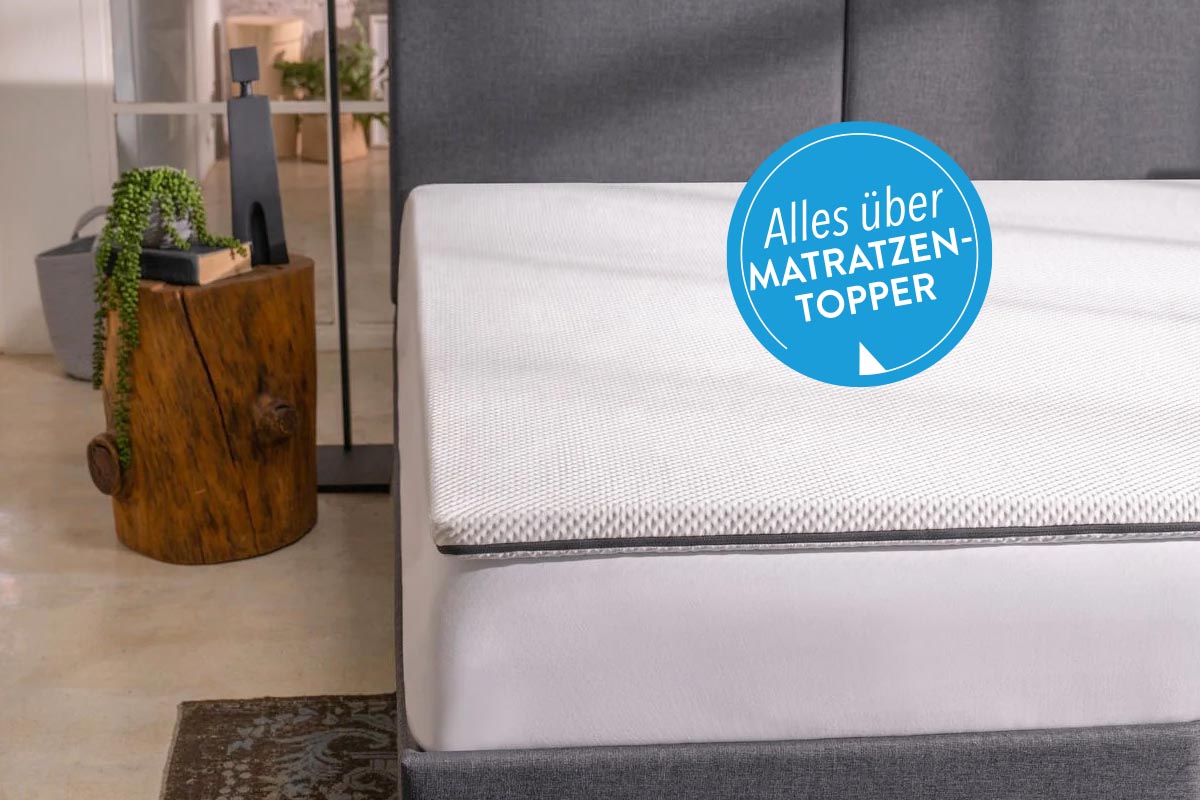 Topper und Matratze auf einem anthrazitfarbenen Bettgestell