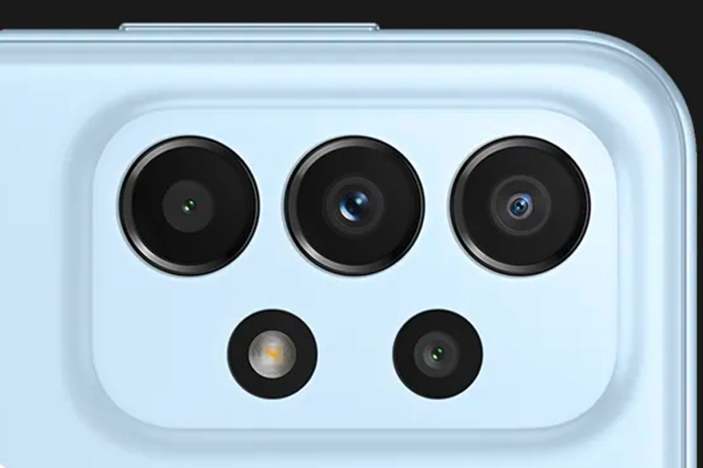 Eine Nahaufnahme der Triple-Kamera des neuen Samsung-Smartphones.