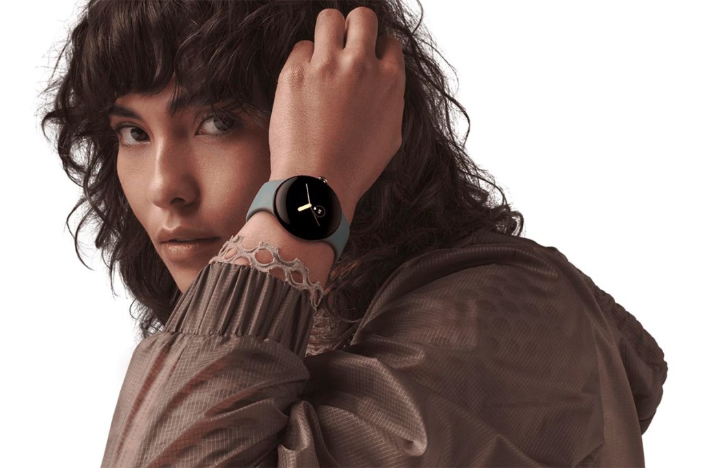 Frau zeigt Google Pixel Watch