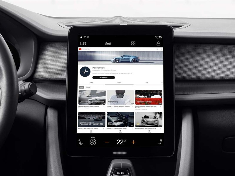 Detailaufnahme Innenraum Polestar 2, zeigt den Multimedia-Bildschirm mit Youtube App