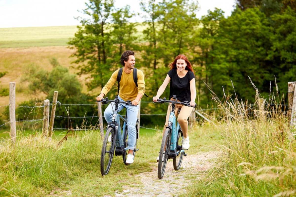 Zwei Menschen fahren auf E-Bikes von Gazelle durch die Natur