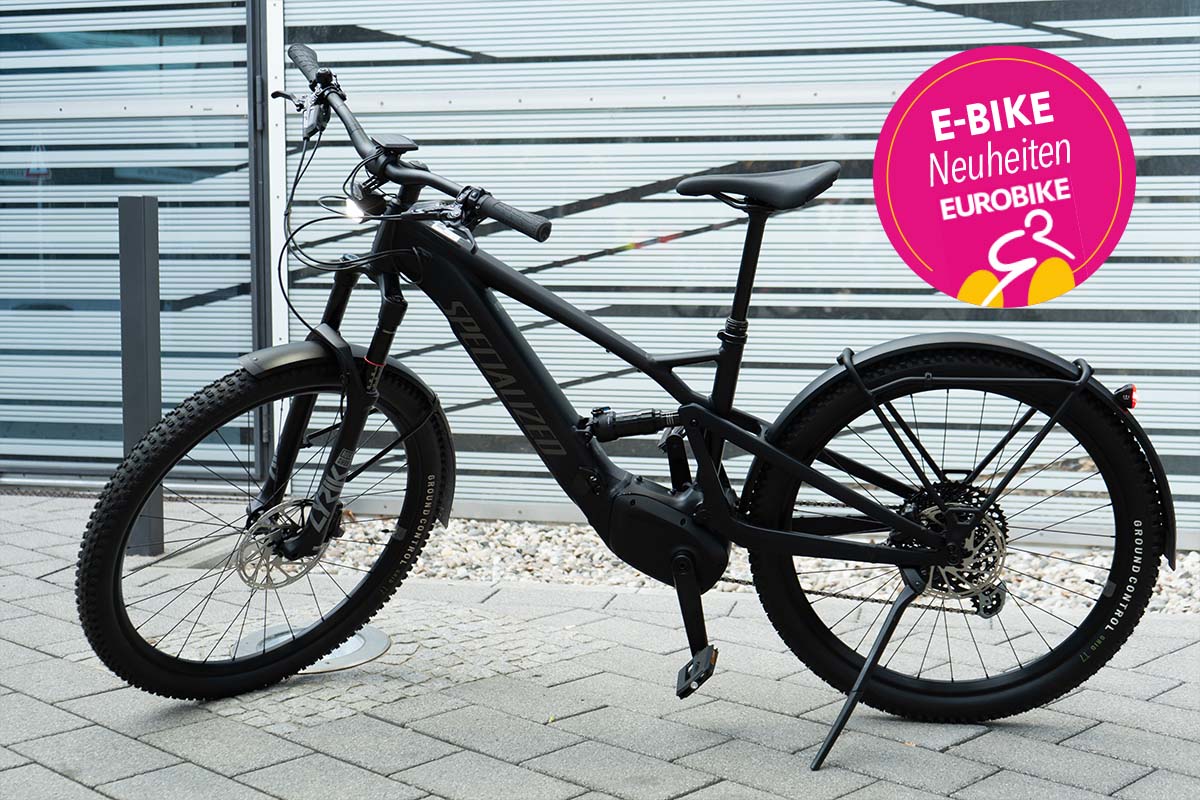 E-Bike Turbo Tero X vor einer gemusterten Glaswand stehend