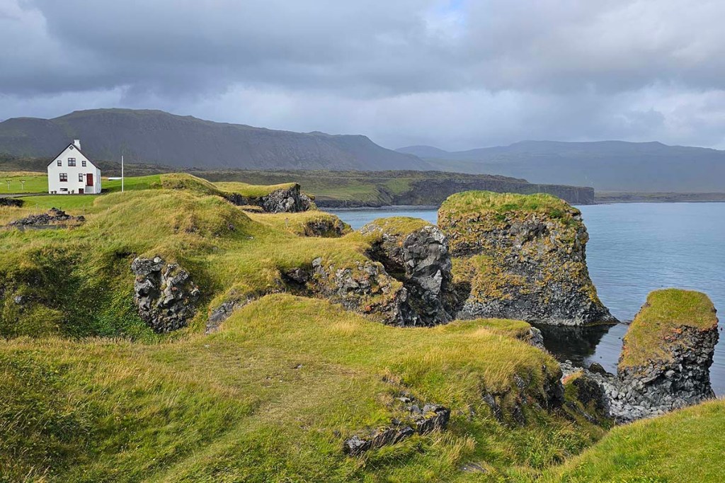 Eine Küstenlandschaft in Island