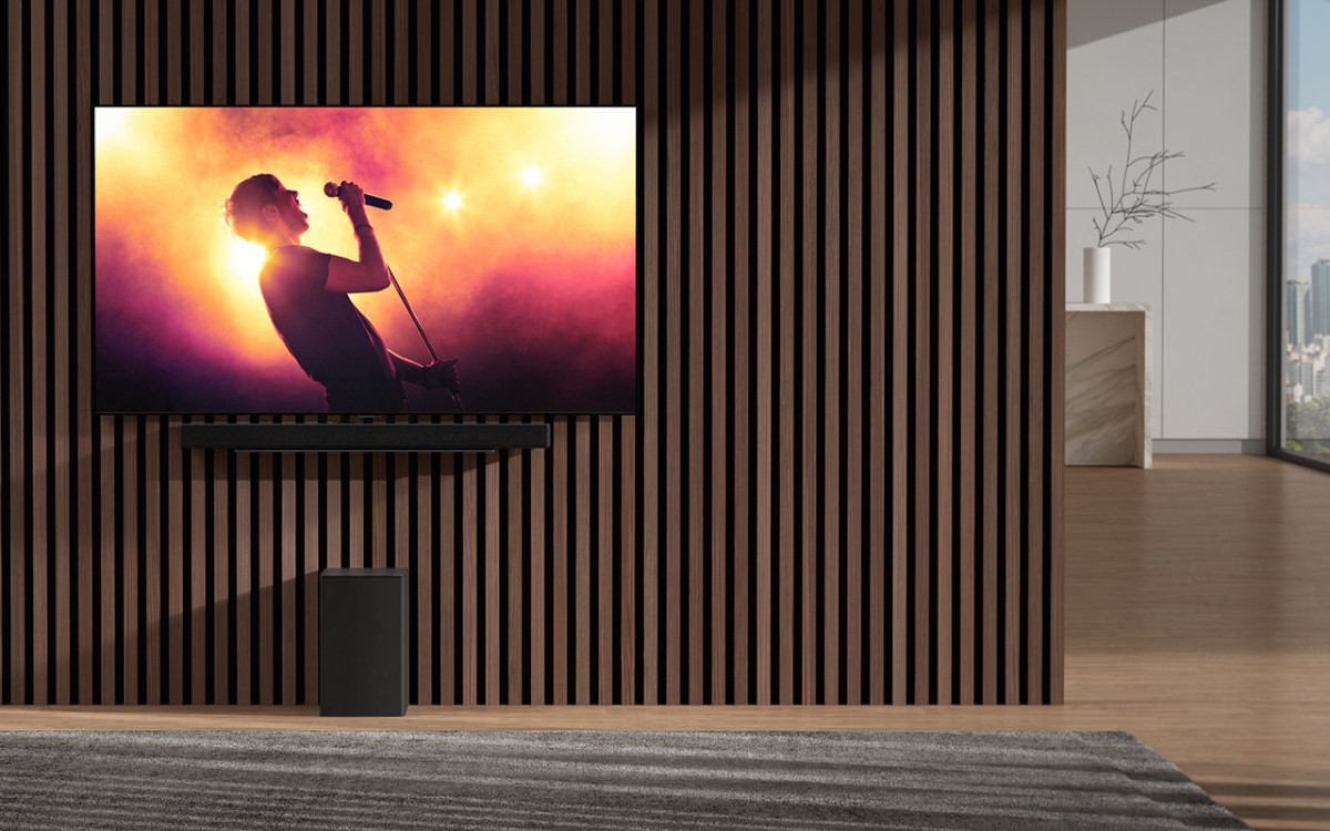 Neue Soundbars DSC9S und DSE6S von LG: Flachbild-TV, der an einer Wand montiert ist, darunter befindet sich eine Soundbar und ein Subwoofer (Bassbox).