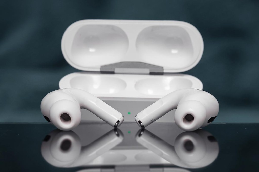 Apple AirPods Pro 2 auf gespiegelter Fläche