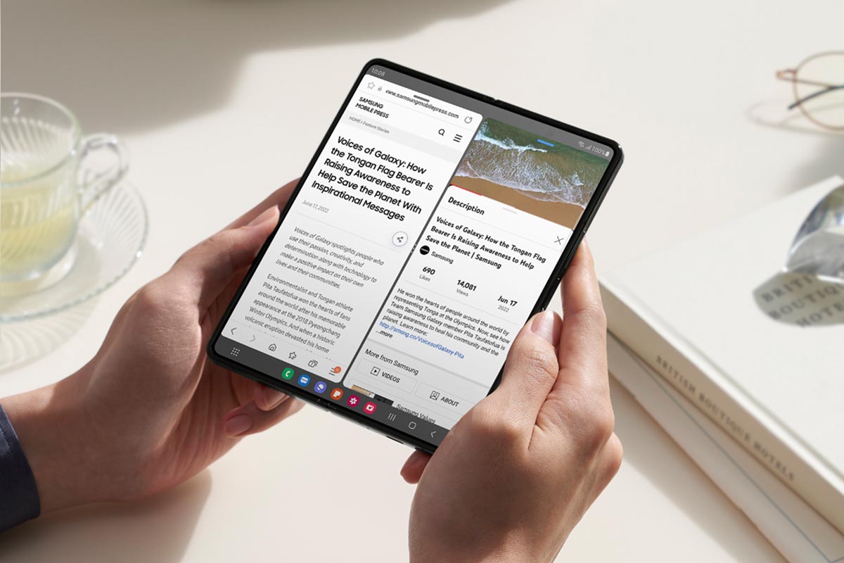 Ein in Händen gehaltenes Samsung Galaxy Z Fold 4