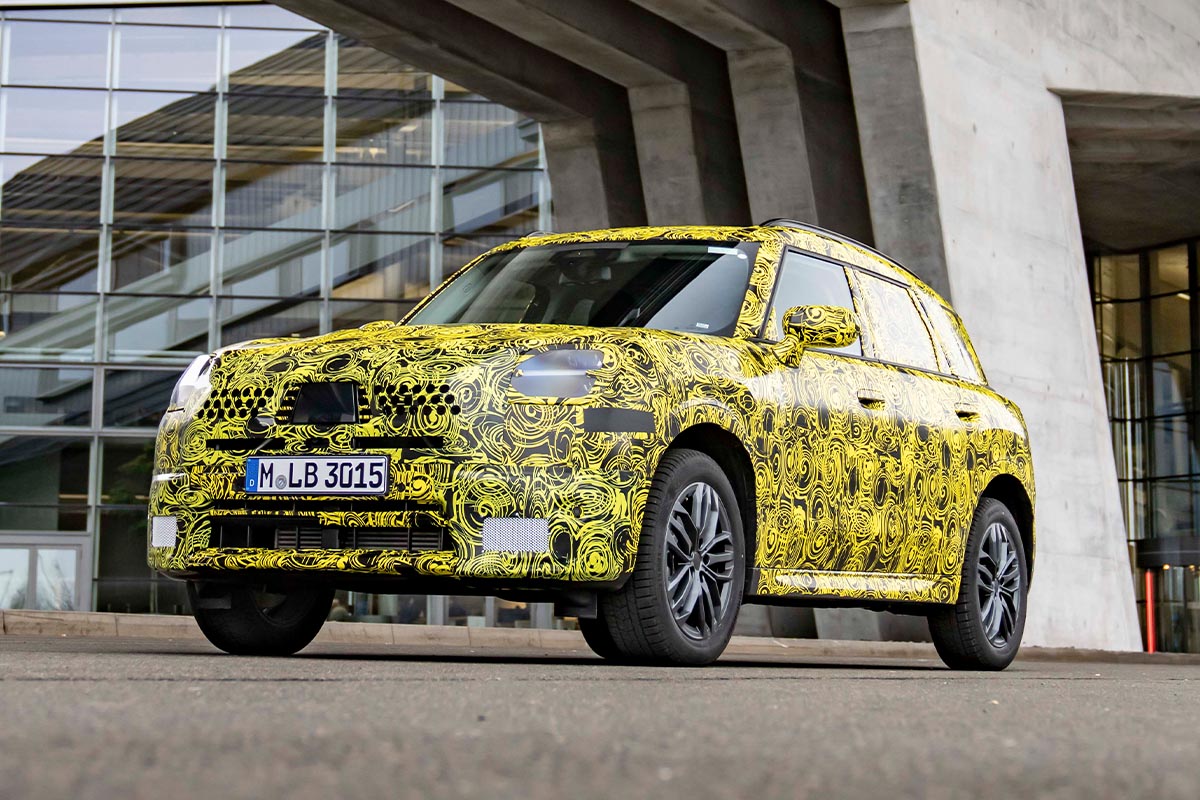 MINI von BMW unter freiem Himmel auf Asphalt