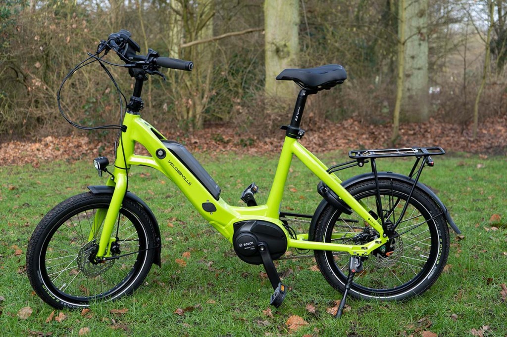 E-Bike Keb400 von Velo de Ville auf einer Wiese stehend