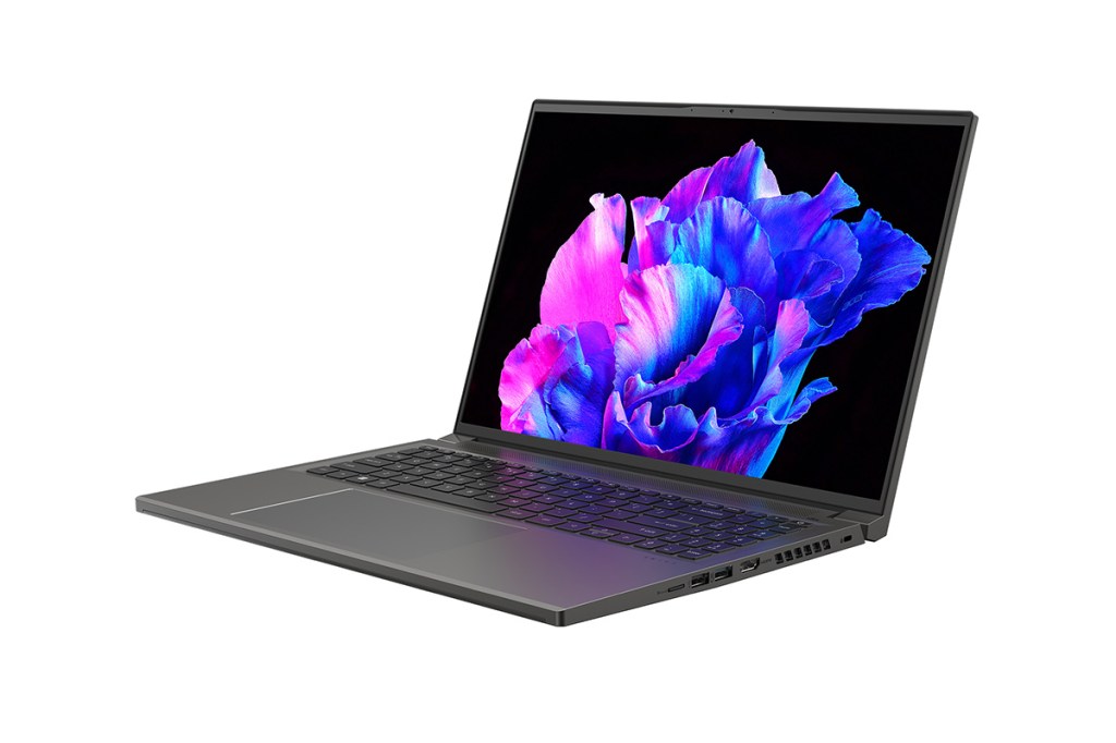 Das Acer Swift X 16 vor weißem Hintergund.