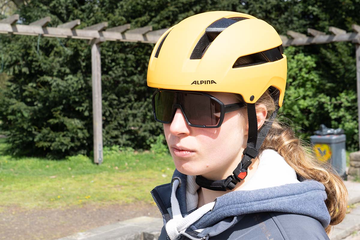 Nahaufnahme Frau mit Fahrradhelm und Sonnenbrille