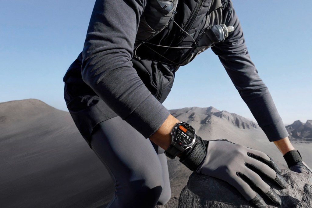 Die Huawei Watch Ultimate wird beim Klettern getragen.