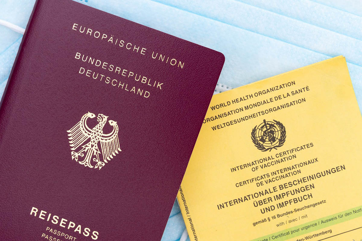 Eine deutscher Reisepass und ein Impfpass