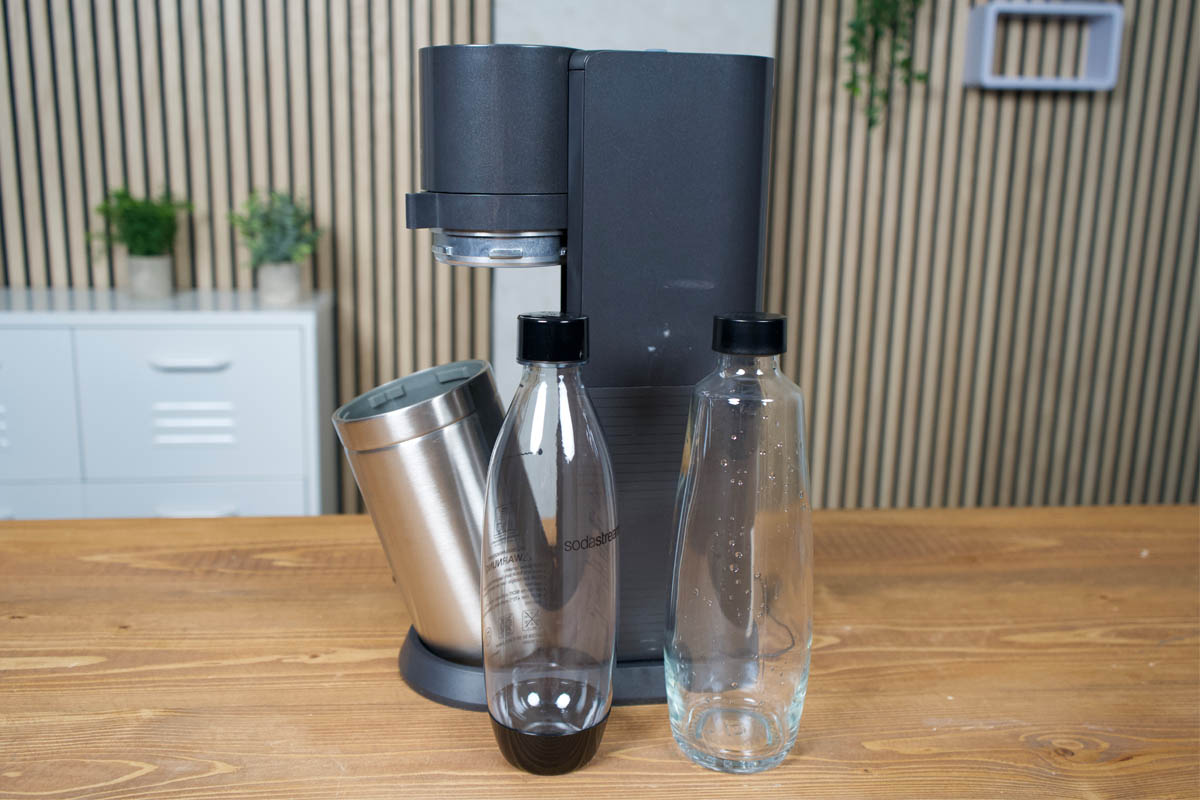 Der E-Duo von Sodastream mit zwei Flaschen