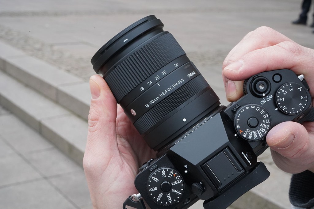 Sigma Objektiv mit Fujifilm Mount an der Fujifilm X-T5