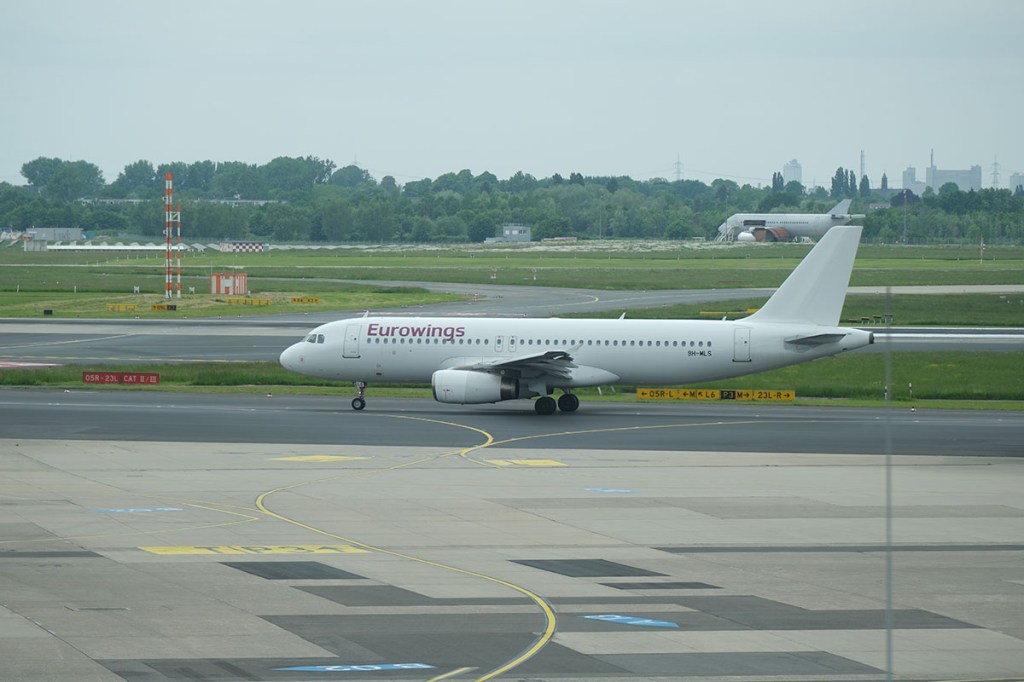 Flugzeug, fahrend am Flughafen