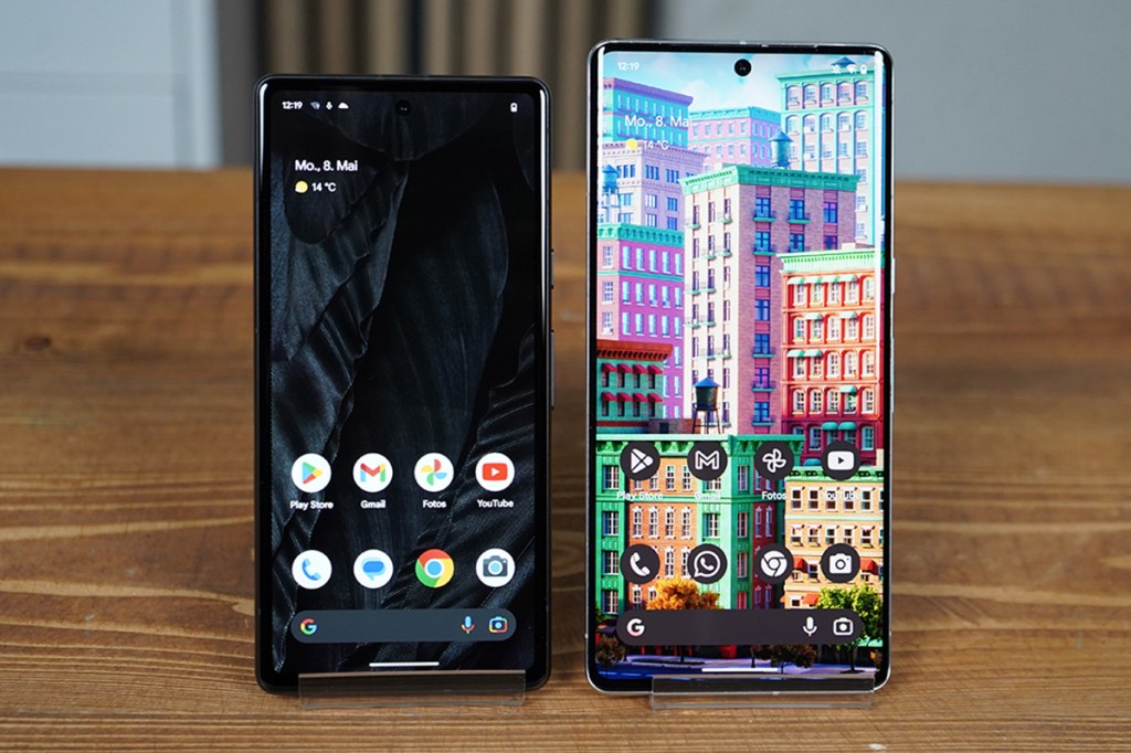 Das Google Pixel 7a steht neben dem Google Pixel 7 Pro.