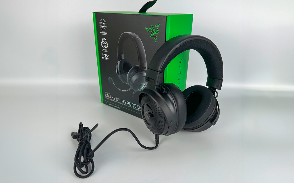 Das Razer Kraken V3-Headset mit Packung vor weißem Hintergrund