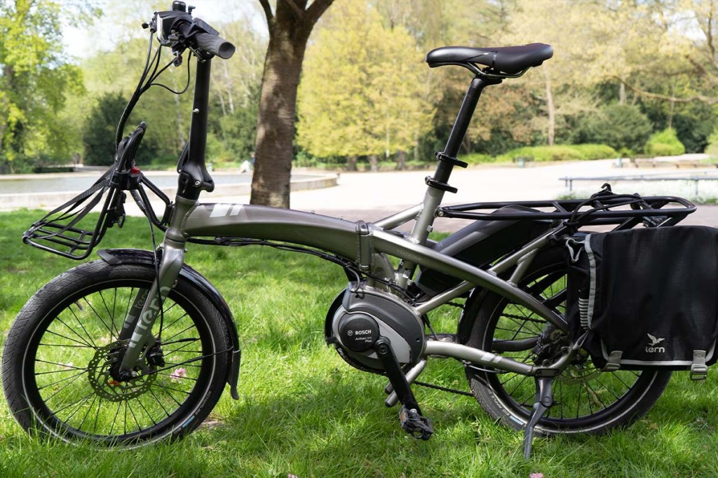 Das Tern Vektron Q9 Falt-E-Bike im Park stehend