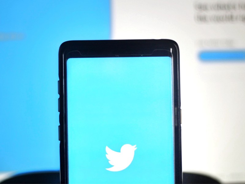 Ein Smartphone mit dem Twitter-Logo darauf.