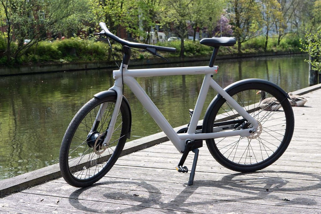 E-Bike S5 von VanMoof am Flussufer stehend