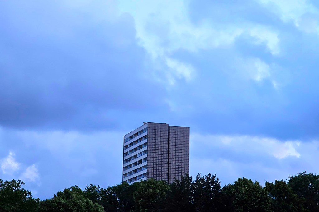 Gebäude vor Unwetter Wolke 